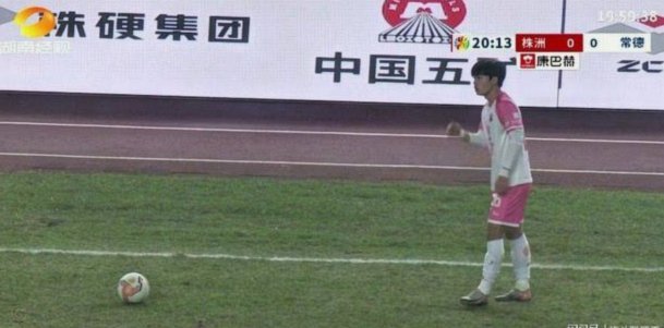 转播镜头显示吴曦主罚点球时，现场似有激光笔干扰