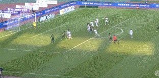 转播镜头显示吴曦主罚点球时，现场似有激光笔干扰