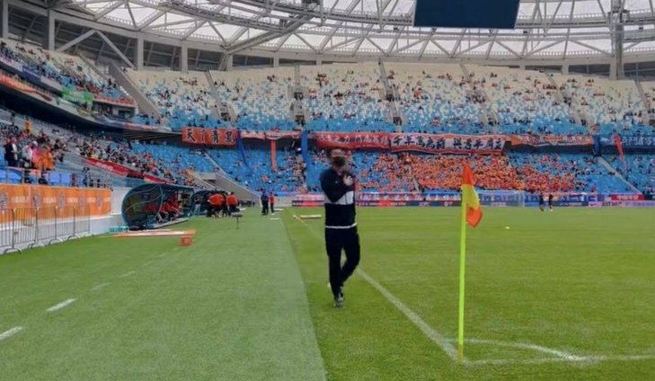 泰山球迷辱骂致敬，海牛质疑何在