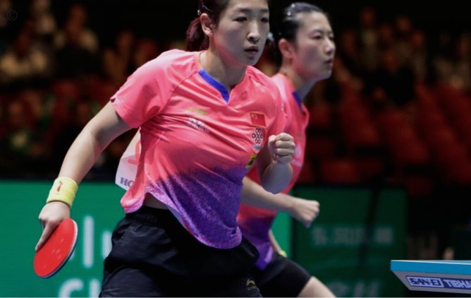 沛沛报道张卓毅放弃足球改打羽毛球了