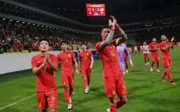 国足球迷：从男篮逃离到重返的微妙转变