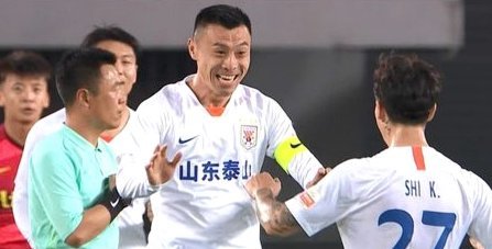 林良铭破门，郑铮红牌！国安2-0力克泰山，捧起三连胜。