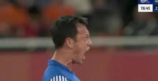 高天意任意球开出，阿苏埃头球破门越位，VAR复核确认