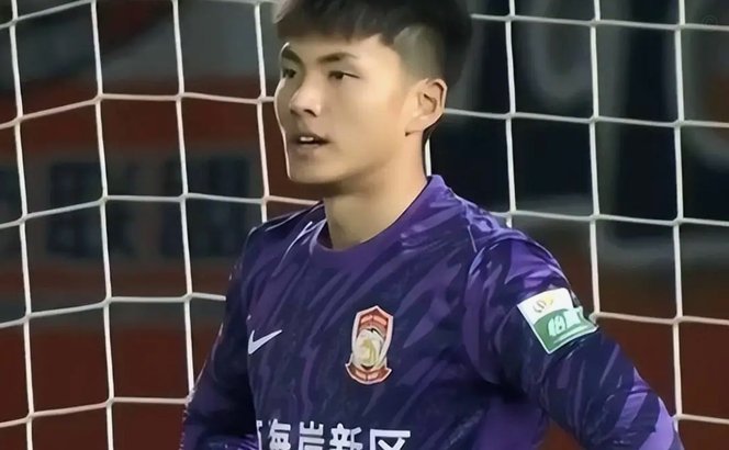 官方：恒大足校18岁中卫艾力尼扎尔-罗合曼加盟青岛西海岸