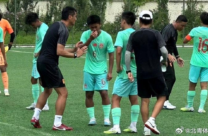 考察新星，邵佳一、于汉超观看U17国足vs毕尔巴鄂竞技