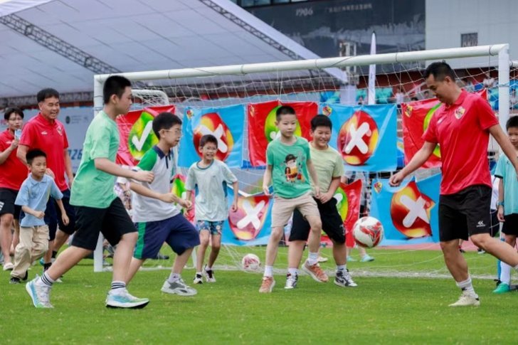 为什么香港人都瞧不起大陆人，还要来关注青少年足球？