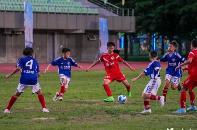 为什么香港人都瞧不起大陆人，还要来关注青少年足球？