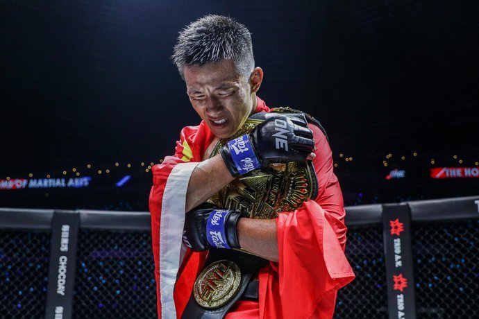 克雷桑闪击点燃战火，戴伟浚补时扳平！泰山与深圳1-1。
