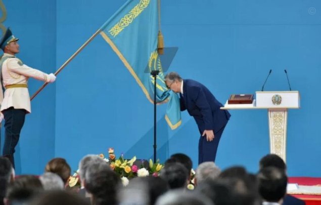 依木兰亲吻国旗——一切始于热爱！！